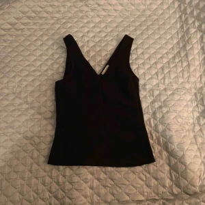  - Svart ribbat linne från hm.