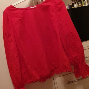  - Röd blus, storlek 38 använd en gång och är i bra skick 