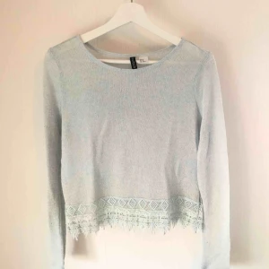  - Glesstickad top med spetsdetaljer från Divided. Kommer aldrig till användning 