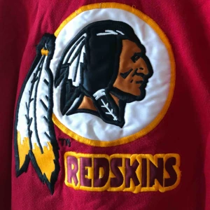  - Vintage 90-tal Redskins från Nutmeg Mills. Trevligt använt skick. Made In USA. Kan hämtas i Uppsala eller skickas mot fraktkostnad 