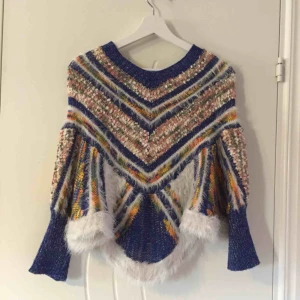  - Stickad poncho - använd en gång. Perfekt myströja. Köpare står för frakt :)