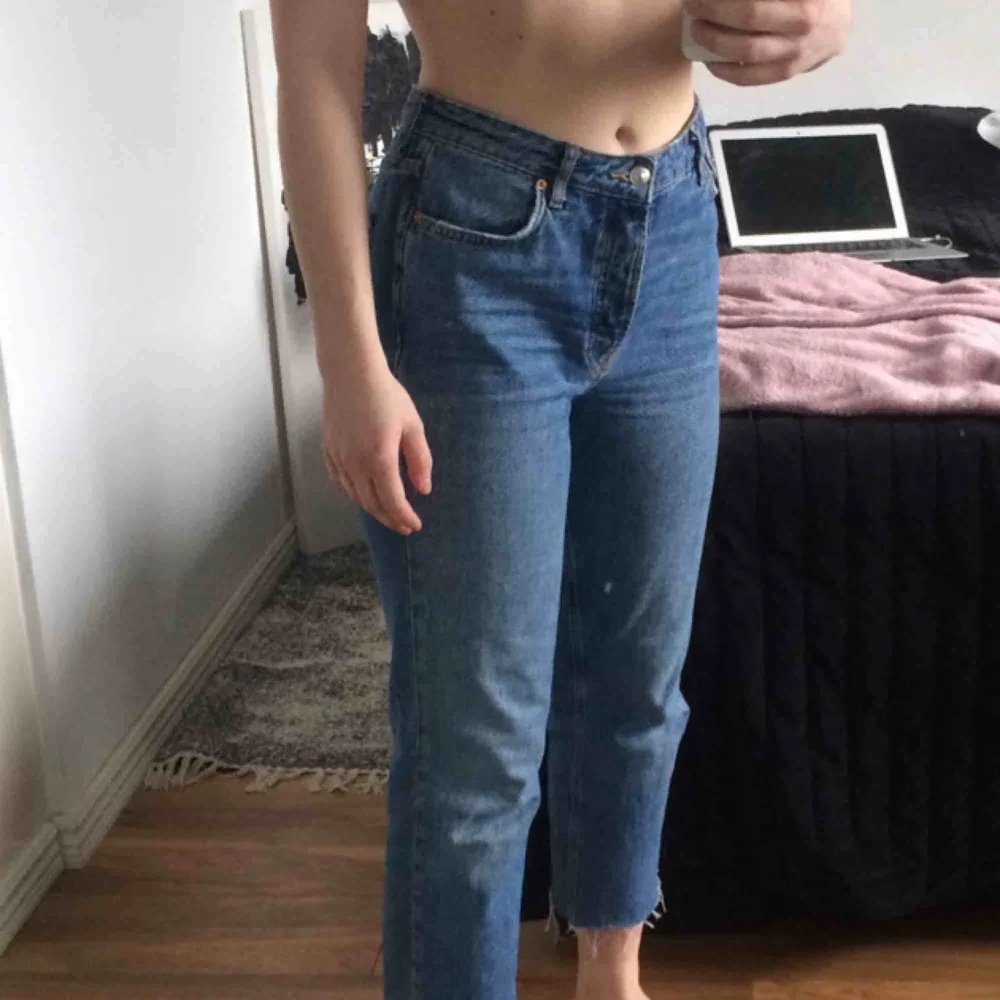 Jeans från Gina Tricot i storlek 38, mom-fit. Möts upp i Uppsala, annars står köparen för frakten. Jeans & Byxor.