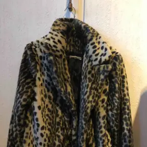 Leopardkappa från Moss Copenhagen nypris ca 2400kr. En reva i innerfodret men det är inget som märks eller gör att man fryser. Superfin på och jätteskön! Frakt tillkommer