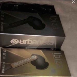  - Dessa är helt NYA oöppnade Urbanista Ibiza hörlurar nypris 399kr/st. Medföljer 4 olika storlekar på ”pluppar.” Säljer för 199kr/st.  Snygga, bekväma och sjukt bra ljud.