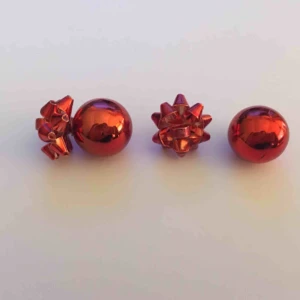  - Örhängen från kappahl som tyvärr ej kommer till användning, jättesöta röda med stor kula bakom örat och en rosett på framsidan🥰