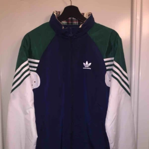  - Fet jacka från Adidas Skateboard, Strl S men då den är unisex så är den lite oversized. Aldrig använd. Köparen står för frakten och pris kan diskuteras