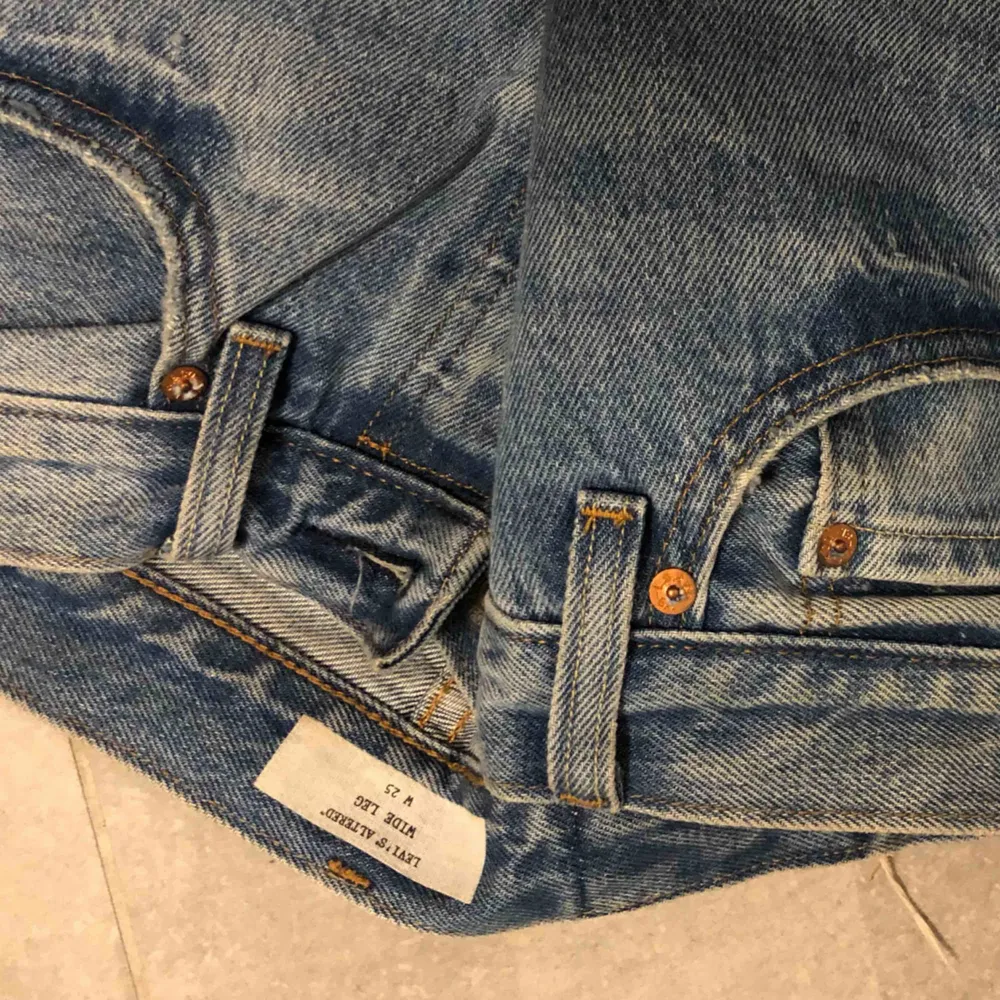 Levis 501 Wide leg. Knappt använda! Säljes pga garderobsrensning utav jeans. . Jeans & Byxor.