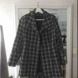  - Superfin vit-rutig kappa i storlek S! passar vår/höst ev varmare vinter. Finns knapphål men knapparna saknas (inköpt så second hand men knappar är lätt att sy fast om man vill ha dom!) knappt använd :)