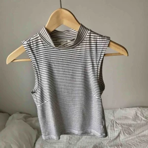  - Randig topp med polo  Vit/svart Härlig och skön  Superfint skick  Frakt: 40kr 