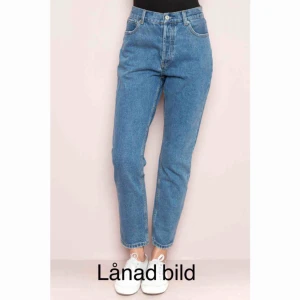  - Boyfriend/mom jeans i storlek S, inte använda jättemycket så fint skick! En av skärphällorna har sytts fast igen men märks ej av, man får bara vara lite uppmärksam. Innersöm ca 72 cm. Nypris ca 370. Möts upp i Sthlm eller skicka mot frakt (gissar 63:-)