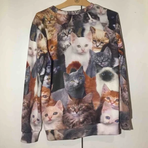  - Glansigt material typ scuba. 