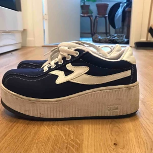  - Chunky sneakers med platå från Vagabond. Strl 38. Använda en gång. Fräscha, sulorna kan enkelt putsas vitare (tips: tandkräm)  Skickas mot fraktkostnad eller möts upp centralt i Stockholm/Huddinge senast 3/1