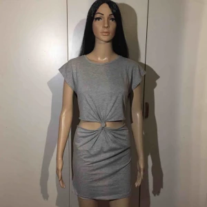  - snygg klänning med cut-outs. 