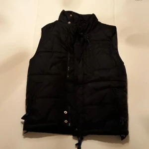  - En täckväst perfekt för barn! Stl 140, hämtas i Mehedeby, kan tas till tierp