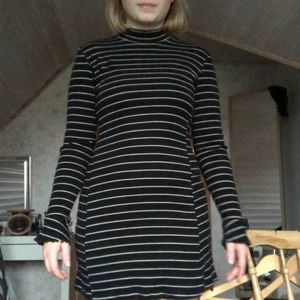  - JÄTTEnice klänning med polo och fina ärmar från Urban Outfitters! Sparsamt använd.  Köparen står för frakten🌹