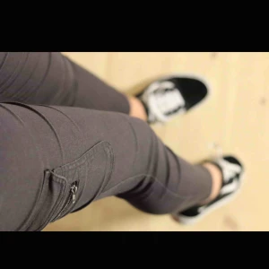  - Byxor från twintip som är i storlek 38 men jag som är en 36 kan ha den om jag har skärp. Fin grå färg med fickor på rumpan och låren. Frakt tillkommer 