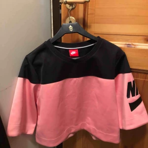  - Supersöt crop top från Nike som jag måste sälja för jag är fattig :( Köpt på OU för ett år sedan. Sitter perfekt som M! Frakt ingår ej, kan hämtas i Staffanstorp/Lund/Malmö.