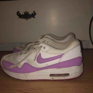  - NIKE AIR MAX 1. Funkar både strl.40 och 41. Använda 4ggr. Helt rena, inga skador. 