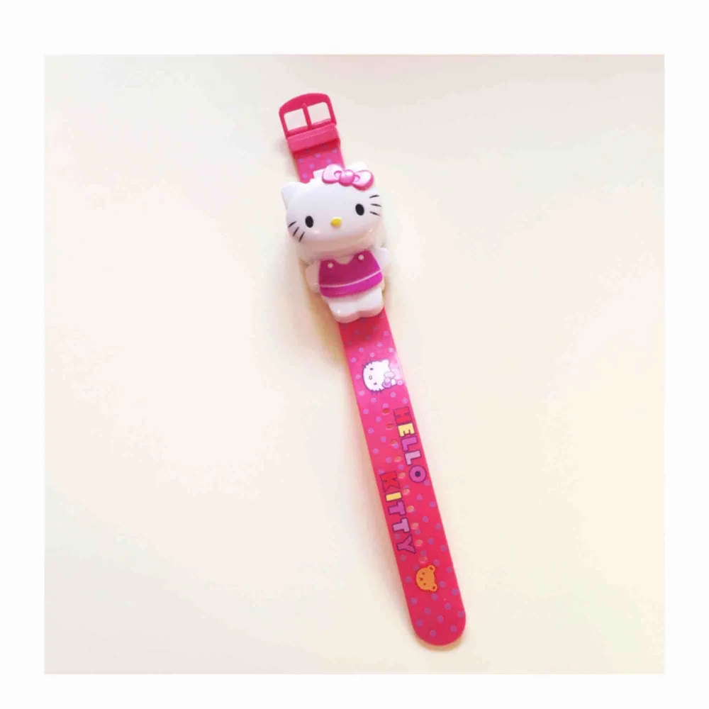 ✨🌸🐱 HELLO KITTY DIGITAL-KLOCKA 🐱🌸✨ Dock har batteriet precis slutat fungera! Men bara att byta till ett nytt. Köparen betalar tillkommande frakt på 9kr.. Accessoarer.