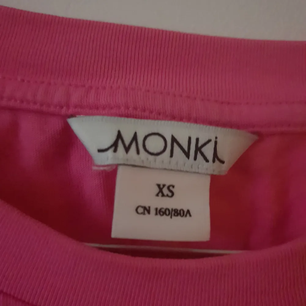Rosa Power Pussy t-shirt från Monki i storlek xs men oversized. Passar xs-m skulle jag säga. Frakt 35kr. T-shirts.