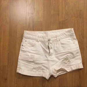  - En vit shorts