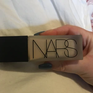  - NARS all day luminous weightless foundation in shade Santa Fe 🏝💞 Helt ny nars foundation som aldrig är använd, säljes pga att jag köpt fel färg. Om du vill va fler bilder på vilken ton det är så kan du Googla “nars Santa Fe”   Original pris:540kr 💞