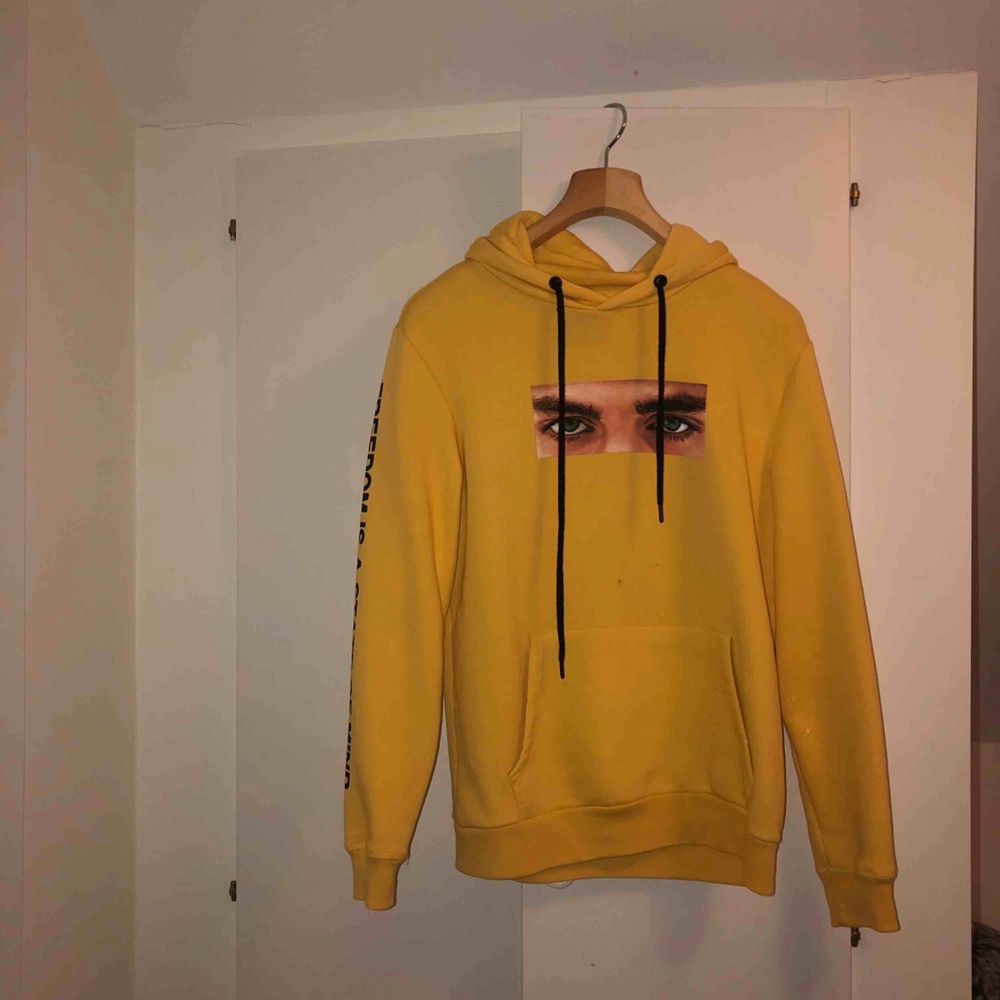 Jättefin gul hoodie från Bershka. Köpt på Bershka i SAN Sebastian för 400kr. Använd 2 gånger. . Huvtröjor & Träningströjor.