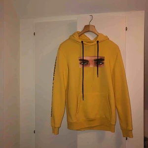  - Jättefin gul hoodie från Bershka. Köpt på Bershka i SAN Sebastian för 400kr. Använd 2 gånger. 