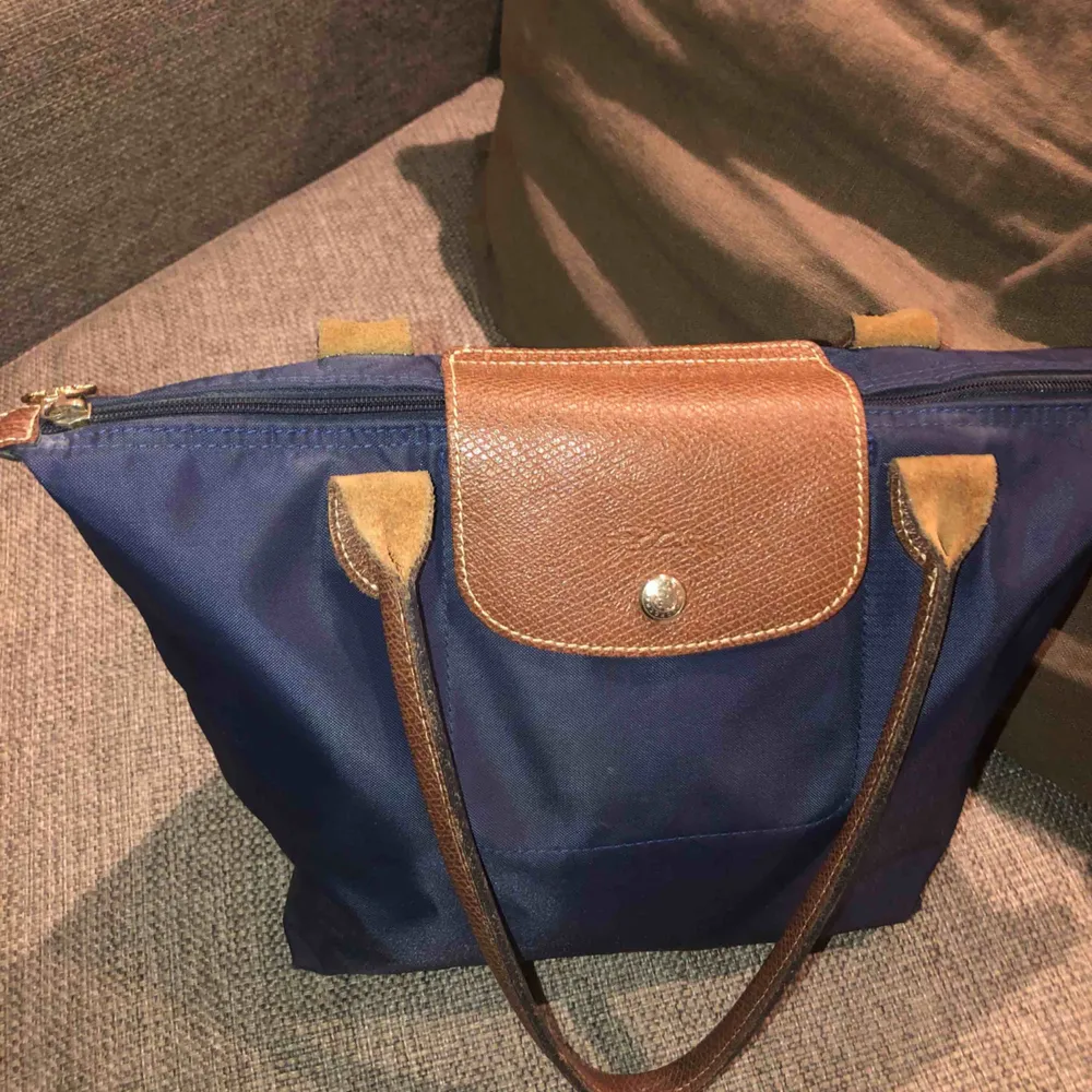 Longchamp väska i marinblå, som oanvänd. Accessoarer.