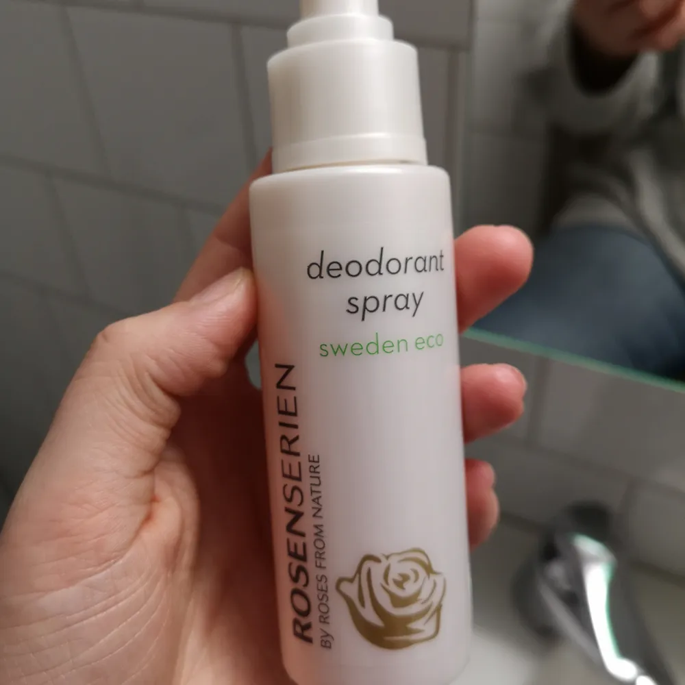 Knappt använd spray deodorant från Rosenserien. Frakt ingår inte, inga återköp😊. Övrigt.