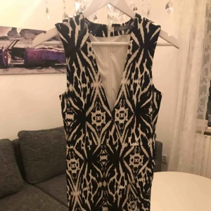  - Oanvänd stilig klänning. Snygg tight passform med dragkedja i ryggen. 