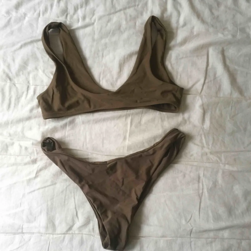 High cut bikini set i färgen ”Army Green”  Använd en gång pga små i strl passar ej mig som är L🌿 frakten bjuder jag på!!. Övrigt.