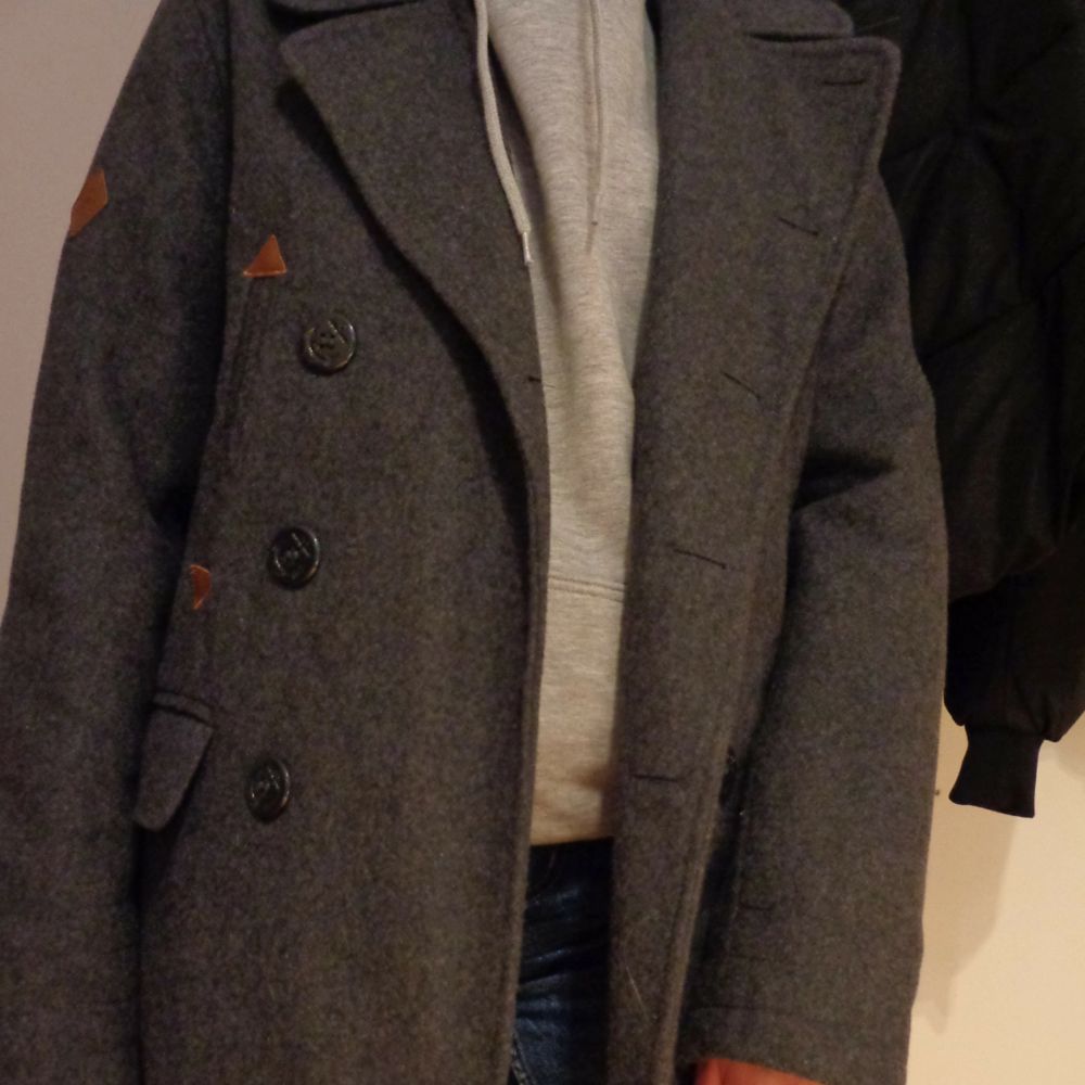 So the Bellfield rock / coat lined thick, keeps the heat to the winter, bought on the second hand with the price tag left, use three times by me, four pockets in front and two inner pockets, price for a new one: approx. SHIPPING, can meet up in Karlskrona, write for questions.. Jackor.