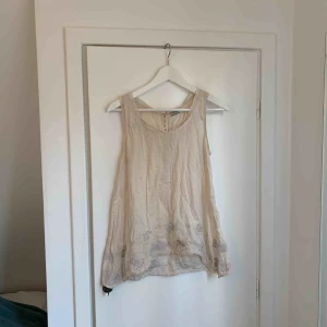  - Hunky Dory linne i bomull. Så fin i creme vit med brodyr detaljer! 