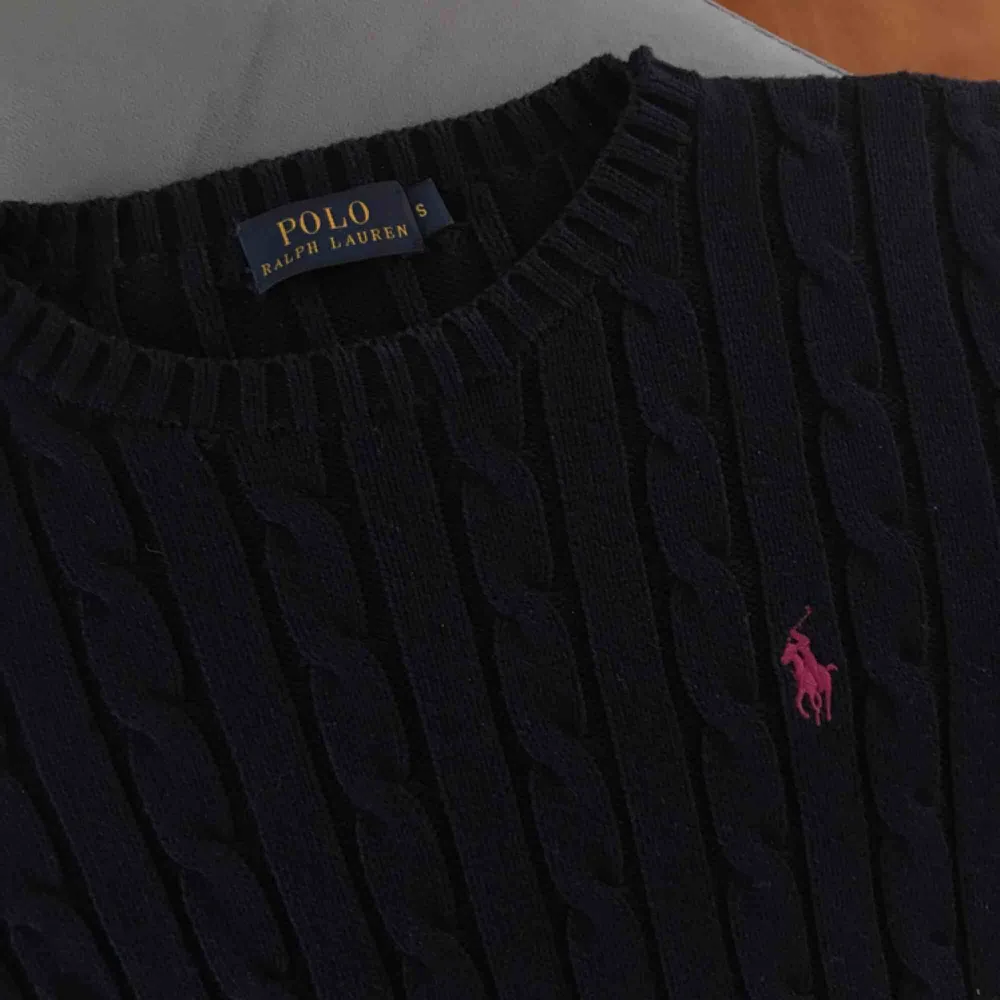 Klassisk, marinblå kabelstickad tröja från Ralph Lauren i bra skick. Jag möts upp i Stockholm eller så får köparen stå för frakten. Tar endast emot swish. . Tröjor & Koftor.