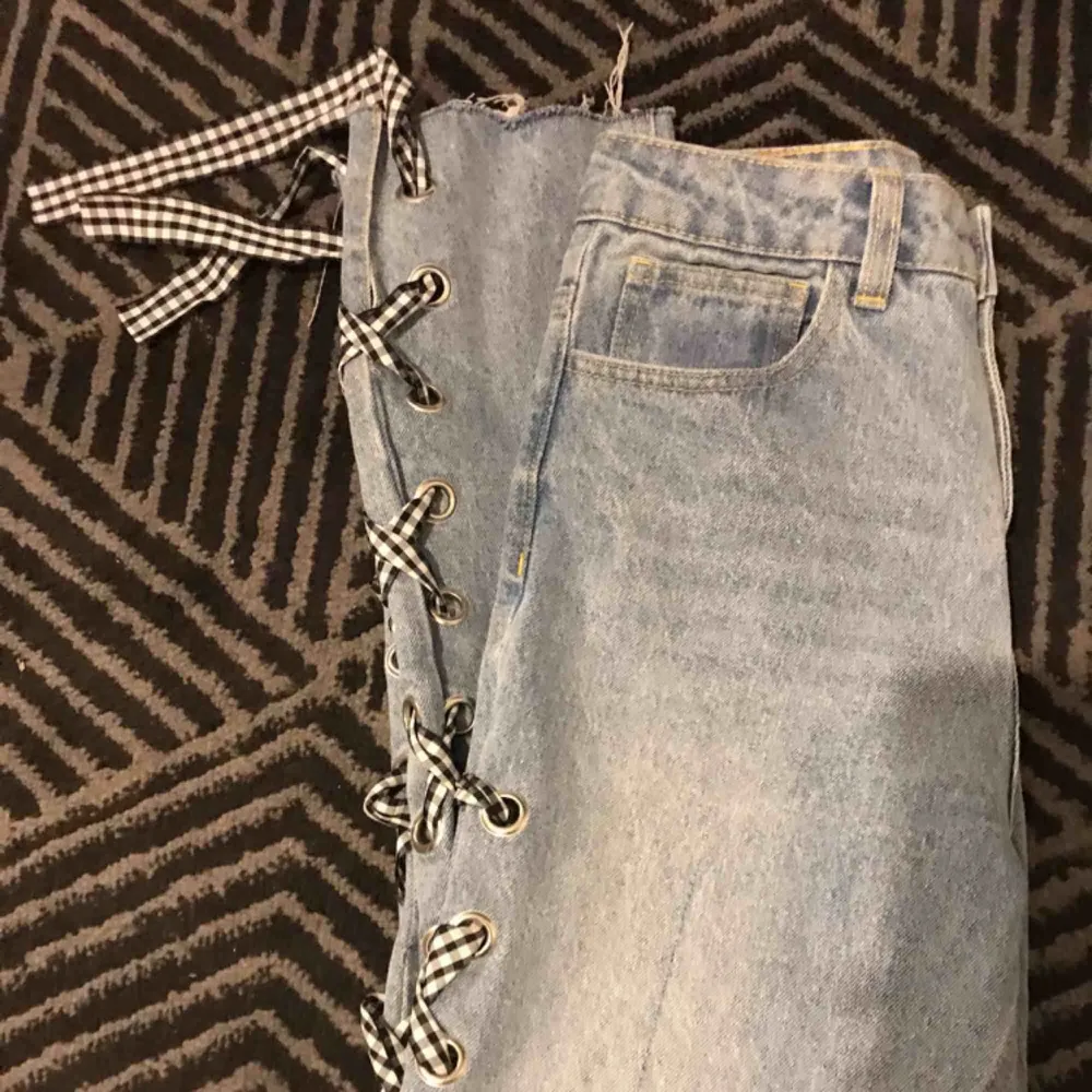 Storlek: 10/M  Blåa jeans med detalj som jag köpt men inte kunnat ta på mig för att de var för småa. De är väldigt fina och passar att ta på sig på sommaren eller våren. Bor i gävle så kan mötas upp annars står köparen för frakt . Jeans & Byxor.