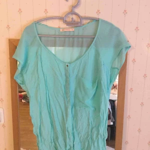  - En blus från bershka aldrig använt