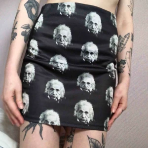  - Kjol med Albert Einstein på. Står ingen sorlek men skulle säga S-M, den är ganska stretchig