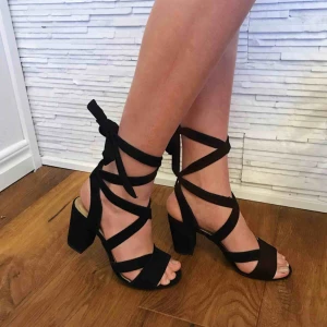  - Supersköna och snygga klackar från XIT. Fakemocka och 7cm hög klack✌🏼 använda en gång