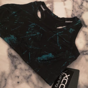  - Helt oanvänd sport bh, har en likadan och den är jätte behaglig att träna i! Storkel M Kan skickas mot frakt 📦