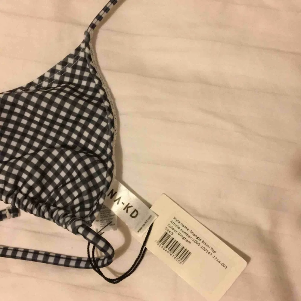 Ny oanvänd bikini överdel från NA-KD. Den är i storlek S men är snarare i storlek XS om man inte vill att den ska sitta tight.. Accessoarer.