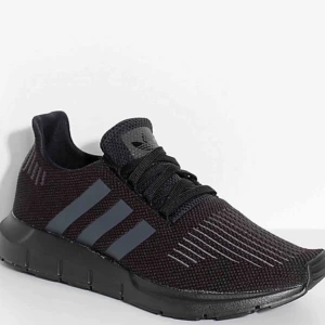  - Helt ny, lapp på skon finns kvar, storlek 37 Pris vid snabb affär kan diskuteras