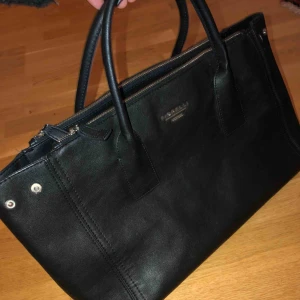  - stor svart väska