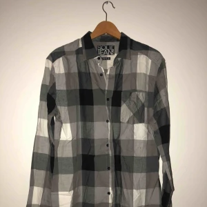  - svart vit rutig skjorta med stora rutor. Storlek L. Frakt tillkommer!