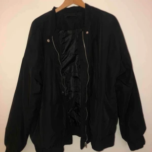  - svart bomberjacka storlek 50. Oanvänd. Frakt tillkommer!