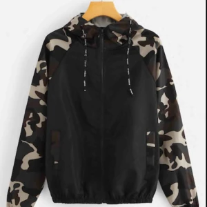  - Vindjacka i storlek S . Perfekt att ha som träningsjacka eller sommarjacka . Aldrig använd . Köparen står för frakten - 50kr