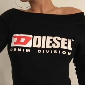  - Off shoulder tröja från Diesel. Står storlek L inuti men jag skulle säga att den passar S-M