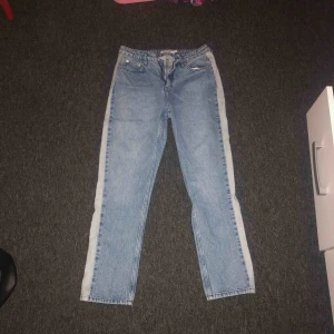  - Byxor från NAKD med streck på sidorna som säljes då dom aldrig kommer till användning. Frakt tillkommer. Använda 1 gång