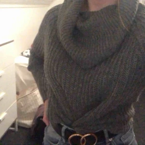  - Stickat tröja med polo från vila, säljes då den aldrig kommer till användning. Använd 2 ggr. Frakt tillkommer