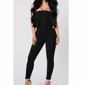 Byxdress  - Endast provad då jag beställde den från Fashion Nova! Jag bär S men den satt mer som en XS på mig. Köptes för 300kr men jag säljer för 320 pga frakt. 